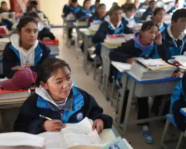 学子的身影正以理想为帆以知识为桨汇入奔涌的年代浪潮